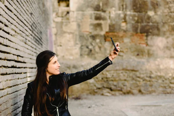 Feliz Joven Milenaria Haciendo Selfies Para Misma Mientras Sueña Con — Foto de Stock