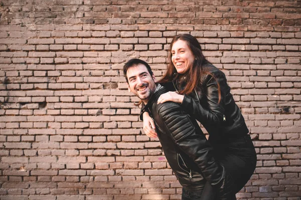 Couple Piggyback Avoir Bon Moment Rire Amour Pour Célébrer Leur — Photo