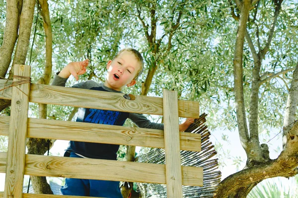 Kind Unterhaltsam Winkt Oben Auf Seinem Haus Auf Dem Hölzernen — Stockfoto