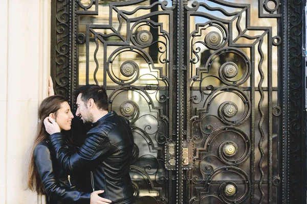 Couple Amoureux Embrasser Porte Immeuble Dans Rue Sans Soucier Des — Photo