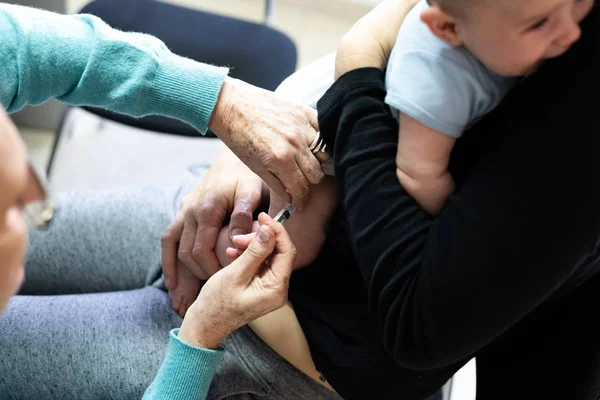 Vrai Bébé Vacciné Avec Une Seringue Dans Cuisse Par Pédiatre — Photo