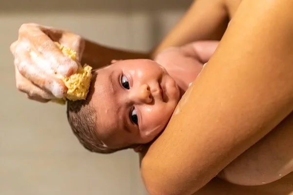 Newborn Baby Shower Supported His Mother While Using Special Sponge — Stock Photo, Image