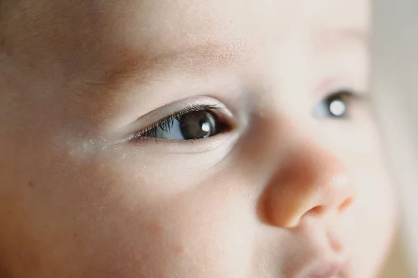 Ojos Bebé Con Una Mirada Profunda — Foto de Stock