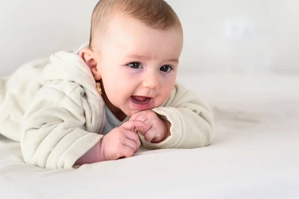 Portret Adorable Baby Uśmiechający Się Trzyma Głowę Ubrana Piżamy — Zdjęcie stockowe