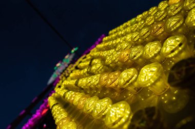 Renkler ve şekiller adil bir cazibe içinde Işık Ampüller.