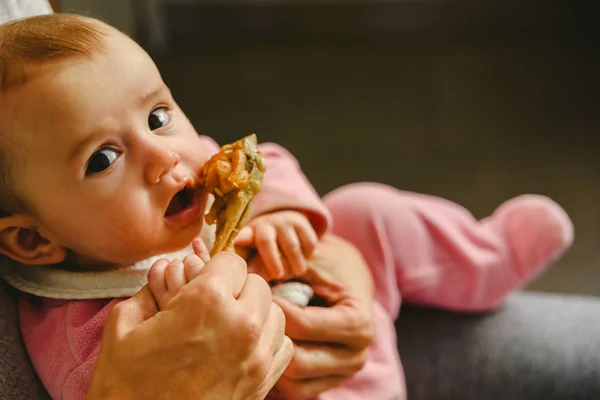Bebé Meses Mordisqueando Una Pierna Pollo Probando Sus Primeros Alimentos —  Fotos de Stock
