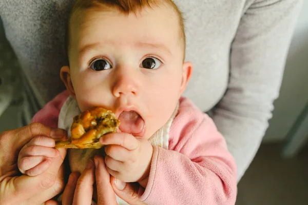 Bebé Meses Comiendo Una Pierna Pollo Usando Método Blw Destete — Foto de Stock