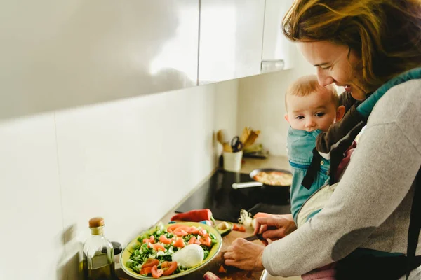 Зайнята Мати Готує Їжу Кухні Піклуючись Про Свою Дитину Дитячому — стокове фото