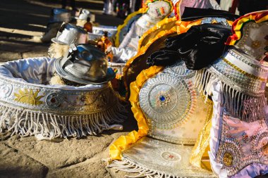 Ayrıntı tipik Bolivya erkekler için karnaval giyinip caporales dans kostümleri