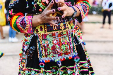 Tipik bir kostüm and folklor Tinku dansa Bolivya'nın üzerinden renkli nakış detay.