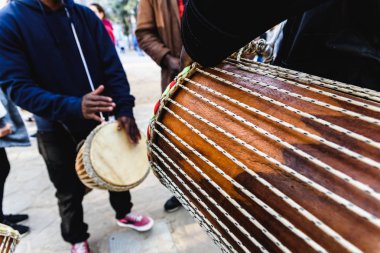 Afrika drummers onların Bongo sokakta üfleme.