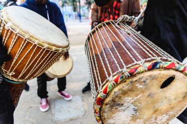 Afrika drummers onların Bongo sokakta üfleme.
