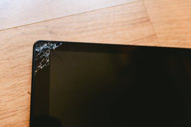 tablet bilgisayar ekranında düşme sonrası kırık cam parçaları ile.