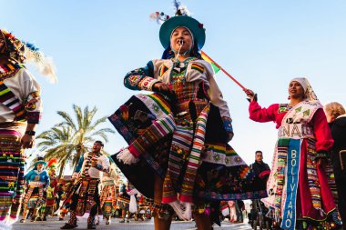 Valencia, İspanya - 16 Şubat 2019: folklorik ve renkli geleneksel kıyafet Valencia Ruzafa bölgesinde Karnaval sırasında giyimli kadın Bolivya halk dansları Tinku gerçekleştirme.