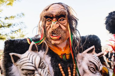 Valencia, İspanya - 16 Şubat 2019: şamanlık Peru geleneksel Sihirbazı kılık değiştirmiş erkek.