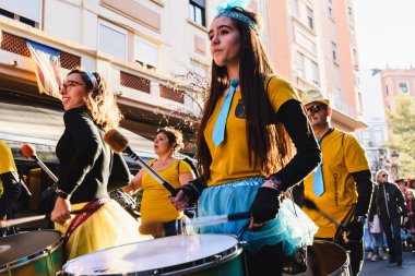 Valencia, İspanya - 16 Şubat 2019: Grup onların davul yapma bir İspanyol batukada davulcular boom onların Karnaval sırasında Ruzafa ilçe sokaklarında.