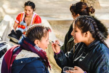 Valencia, İspanya - 16 Şubat 2019: Grup sadece bir karnaval geçit törenine katılan önce bir bahçe makyaj yapıyor Bolivya latin kadın.