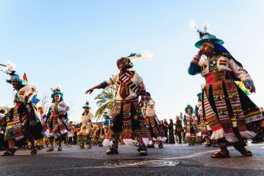 Valencia, İspanya - 16 Şubat 2019: Bolivya Güney Amerika etnik grupların kültürel geçit töreninde dans folklorik dans grubu.