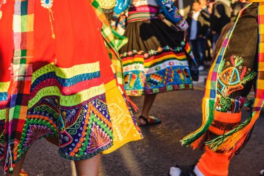 Valencia, İspanya - 16 Şubat 2019: Ayrıntı folklor dansçılar dans ile Latin ülkelerin tipik gösterilen bir karnaval geçit sırasında renkli geleneksel Bolivya parti kıyafeti.