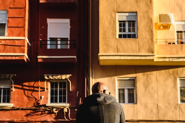Hombre Negro Con Cabeza Rapada Espalda Sentado Frente Edificios Antiguos — Foto de Stock