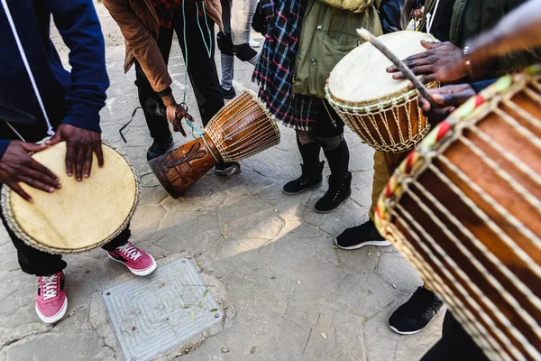 Tambours Africains Soufflant Leurs Bongos Dans Rue — Photo