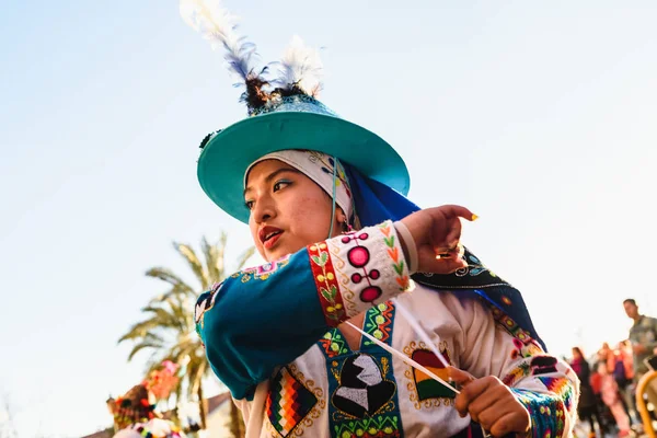 西班牙瓦伦西亚 2019年2月16日 在瓦伦西亚鲁扎法区狂欢节期间 身着民俗和五颜六色的传统服装表演玻利维亚民间舞蹈的妇女 — 图库照片