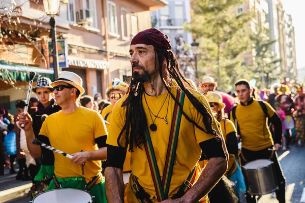 バレンシア スペイン 2019 彼らのドラムを作るスペインの Batukada のドラマーのグループのカーニバル中に Ruzafa 地区の通りを通ってブーム — ストック写真