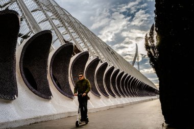 Valencia, İspanya - 31 Ocak 2019: bir cadde olmadan rahatsız edici yayalar kaldırımda bir elektrikli scooter kullanarak Skater.