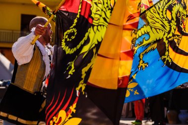 Valencia, İspanya-27 Ocak 2019: İtalyan bayrakları-geleneksel ve antika dans bayraklar havada, ortaçağ festival süresince atarak Performans Dançıları, Sbandieratori,.
