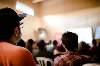 Gençler katılıyor bir iş konferans toplantı, odaklanmamış arka plan.