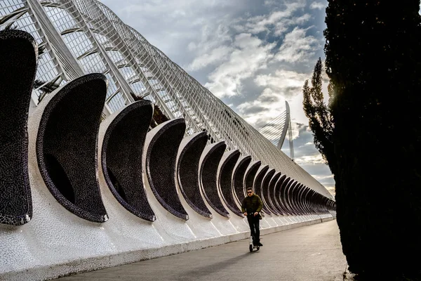 Valencia Spanien Januari 2019 Skater Använder Elektrisk Skoter Trottoaren Gata — Stockfoto