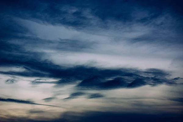 Meraklı Şekiller Bulutlu Gökyüzü Arka Plan — Stok fotoğraf