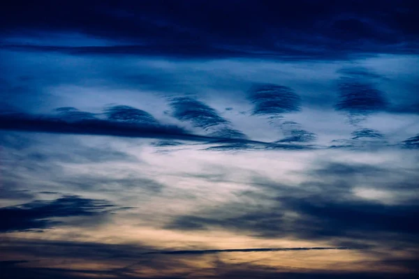 奇妙な形の雲と空の背景 — ストック写真