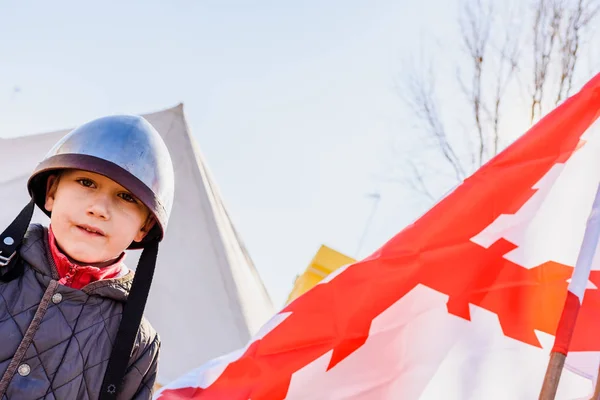 Criança Vestida Com Capacete Guerreiro Medieval Lado Bandeira Cruz Borgona — Fotografia de Stock