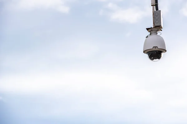 Bewakingscamera Opgehangen Controleren Van Mensen Een Stad Geïsoleerd Blauwe Hemel — Stockfoto