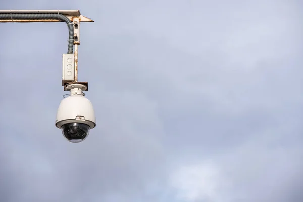 Bewakingscamera Opgehangen Controleren Van Mensen Een Stad Geïsoleerd Blauwe Hemel — Stockfoto