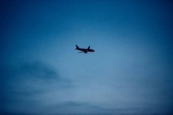 Silhouet Van Passagiersvliegtuig Overschrijding Van Hemel Kopie Ruimte — Stockfoto