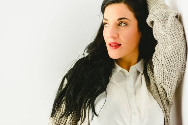 Güzel esmer kadın modeli, orta yaş ve beyaz arka plan üzerinde izole geçici moda portre