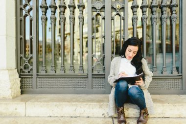 Rüyalarını ve gelecek planları işaret onun defter, not alma portre Olgun kadın.