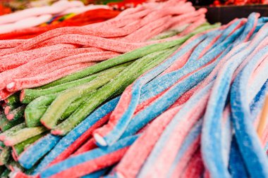 Birçok renkte uzun tatlılar.