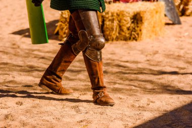 Detay zırh ve kalkan çocuklar için bir bahar festivali bir ortaçağ şövalye kılığında bir aktör.