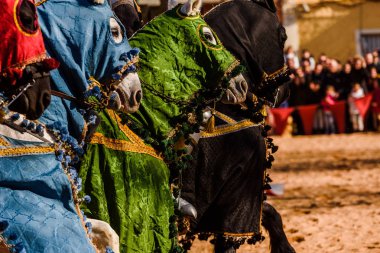 Ortaçağ bağlar bir festival sırasında Şövalyeleri tarafından monte edilmiş olarak süslenmiş atlar dörtnala bacaklar detay.