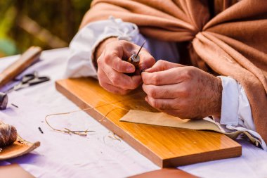 Ortaçağda kılığında esnaf eski el sanatları Festivali bir sergide gösterilen.