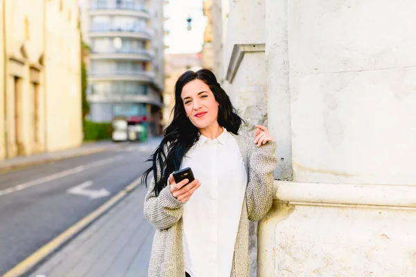 Young Woman Laughing Holding Her Smartphone Happy Receive Good News — Stock Photo, Image