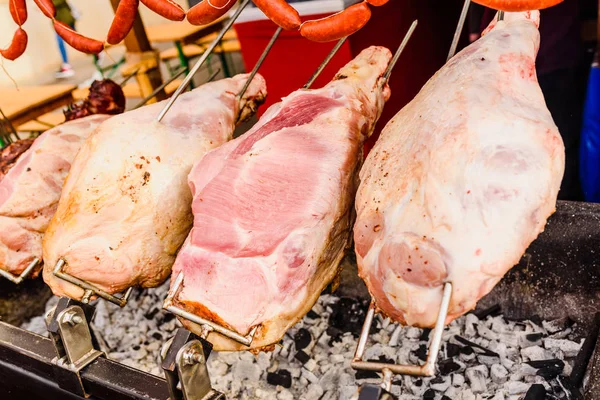 Jamones Enteros Cerdo Asados Una Barbacoa — Foto de Stock