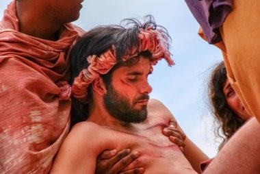 Valencia, İspanya - 9 Nisan 2009: Aktör çapraz asılı iken Paskalya'da İsa'nın çarmıha germe gösterimi sırasında.