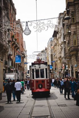 Istanbul, Türkiye - 8 Nisan 2012: Taksim Caddesi sessiz turist ortasında onun Meydanı'na geçiş tramvay.
