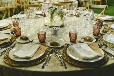 Bir gece düğün için güzel dekorasyon ışıklı led fenerler ve vintage tarzı ile centerpieces.