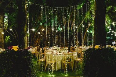 Bir gece düğün için güzel dekorasyon ışıklı led fenerler ve vintage tarzı ile centerpieces.