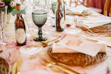 Açık tablolar güzel çiçek centerpieces ve vintage tarzı yemek takımı ve çatal ile bir zarif düğün töreni için.